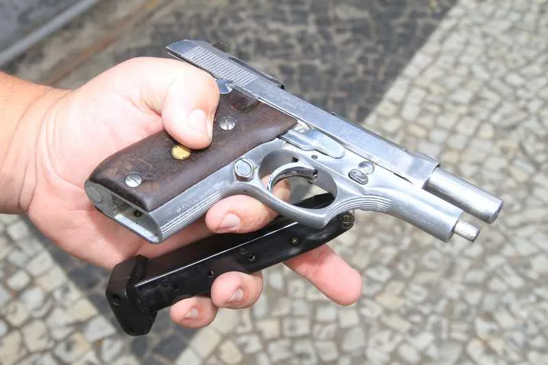 egundo a polícia, homem não identificado, armado com pistola, tentou assaltar ótica junto com comparsa