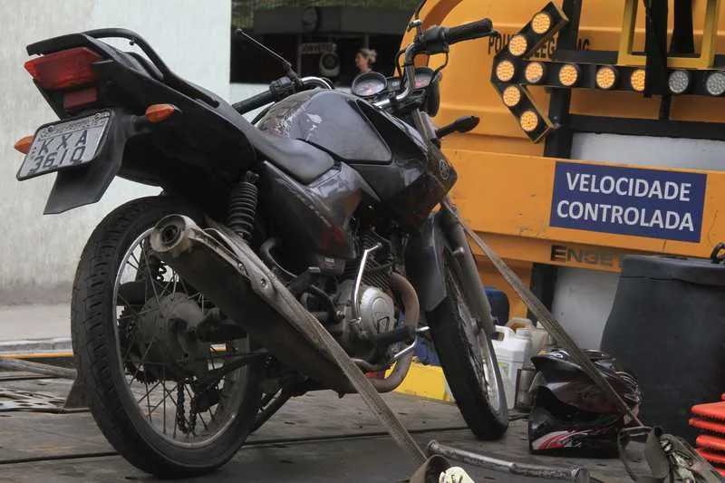 Igor trafegava com sua motocicleta pela rodovia quando foi surpreendido por homens armados