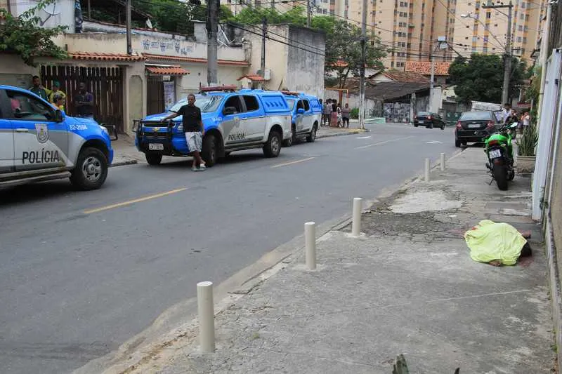 Segundo a PM, acusados estava com três armas e drogas