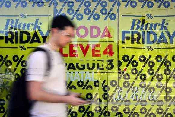 Anúncio de promoções e vantagens da Black Friday movimenta comércio paulista