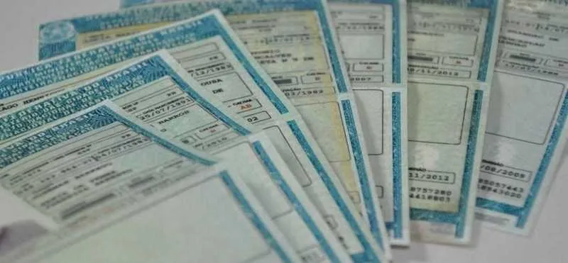 Os motoristas foram notificados porque excederam o número de pontos de infrações de trânsito 