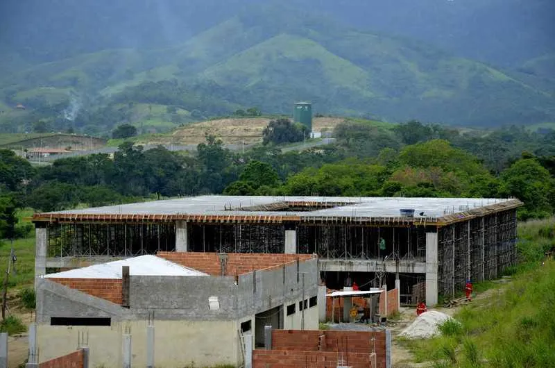 O campus atenderá 1.400 alunos em dois turnos em uma área de 42 mil metros quadrados situada em Ubatiba, às margens da RJ-114
