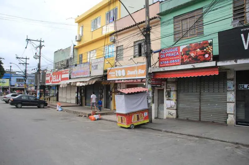 Comerciantes foram obrigados a baixar as portas ontem