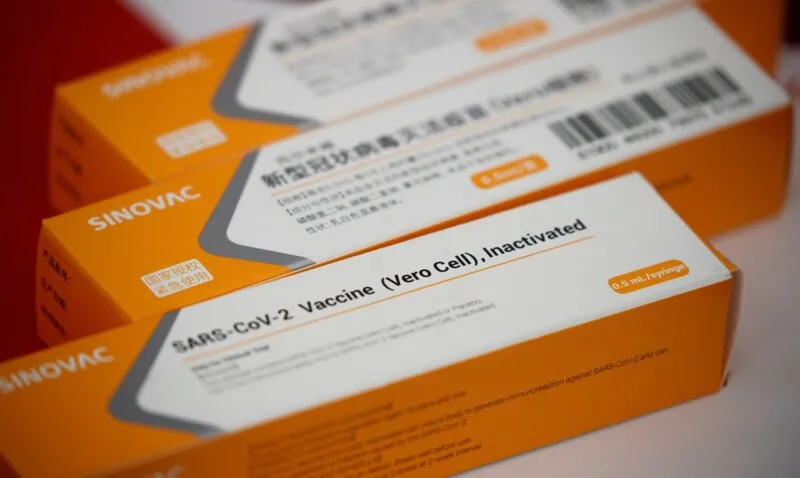 A CoronaVac está sendo aplicada nas campanhas de vacinação contra a covid-19 da Turquia e do Brasil