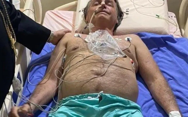 Bolsonaro está internado desde a última quarta-feira (14)