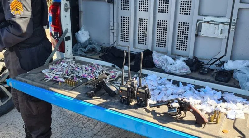Drogas, armas e rádios transmissores foram encontrado com os suspeitos
