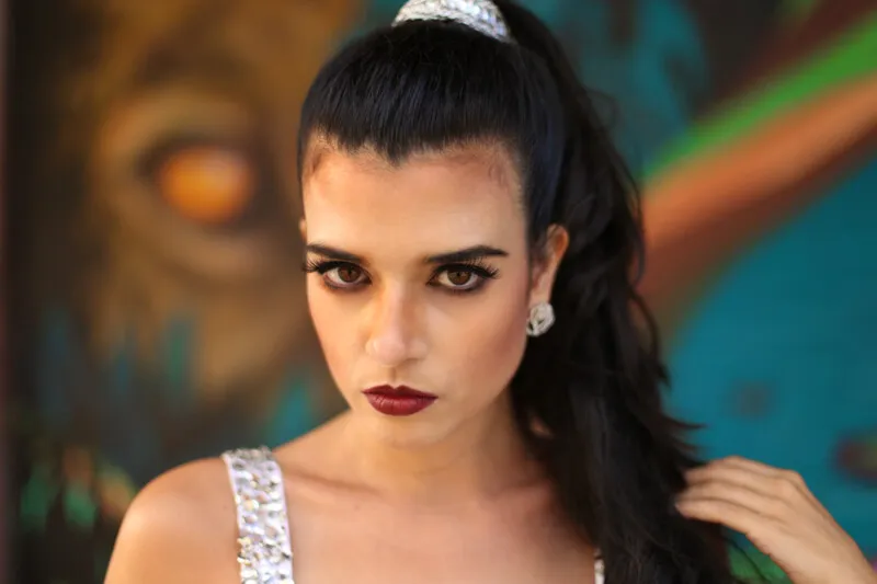 Cantora niteroiense Tamara Veiga lança projeto musical ambientado no Rio e em Niterói