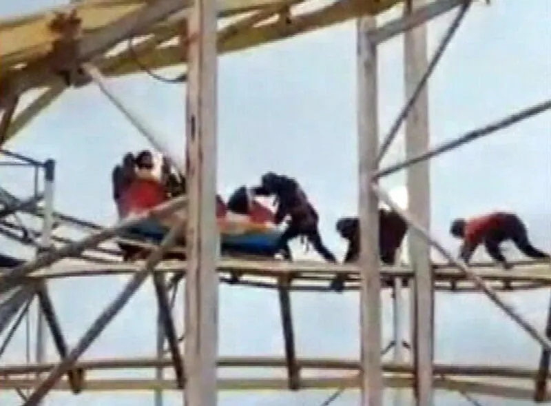 Família ficou presa no topo da montanha-russa