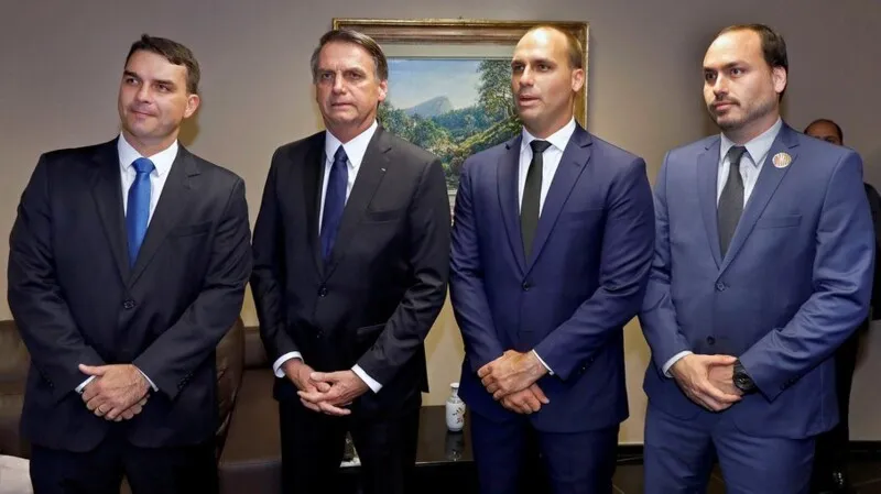 Reportagem diz que Jair Bolsonaro e Carlos Bolsonaro participaram do esquema de 'rachadinha' ligado à Flávio Bolsonaro