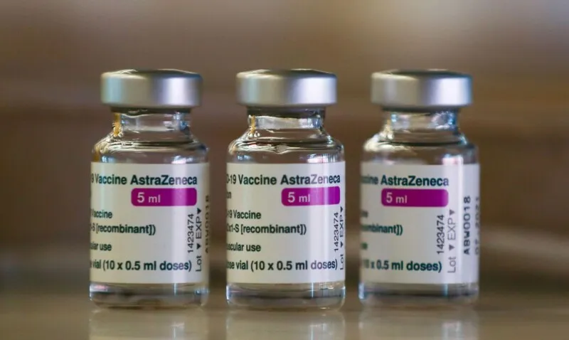 A Reuters informou que a Índia suspendeu temporariamente todas as principais exportações da vacina da AstraZeneca 