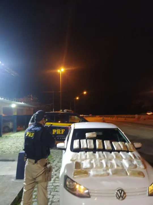 O motorista informou que o entorpecente teria como destino o município de Macaé