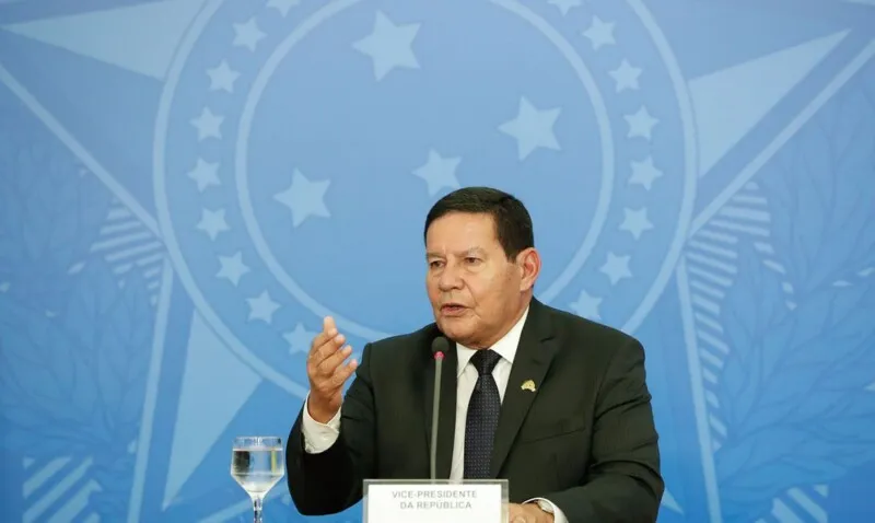 Imagem ilustrativa da imagem Mourão diz que policias devem "dar sua cota de sacrifício"