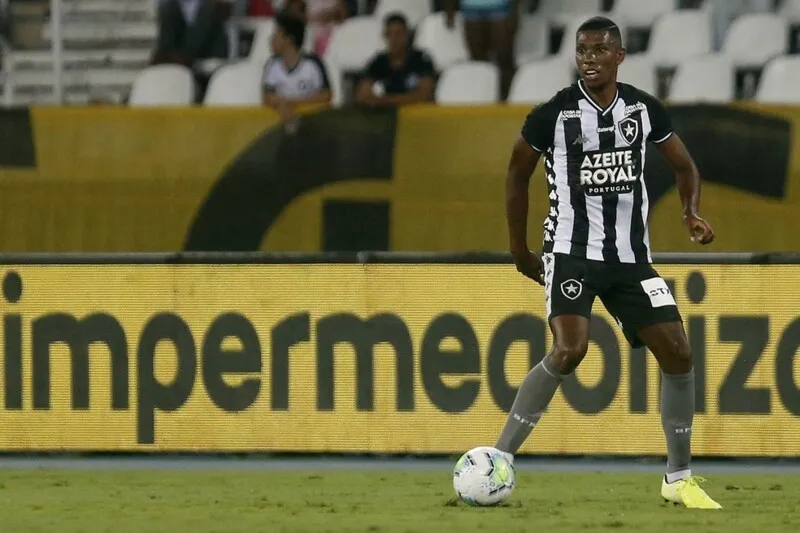 O zagueiro Kanu é alvo de interesse do São Paulo