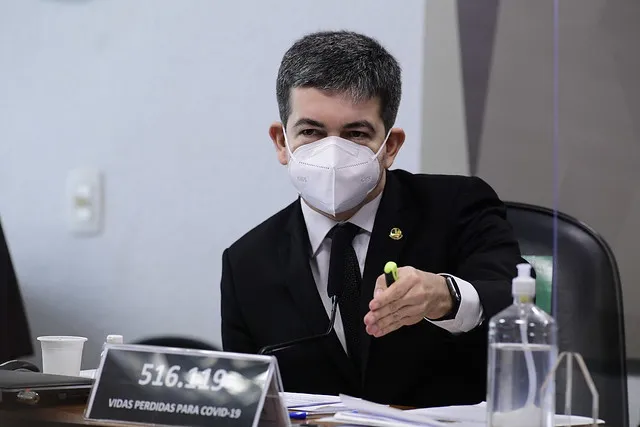 Randolfe criticou denúncias de corrupção na Saúde