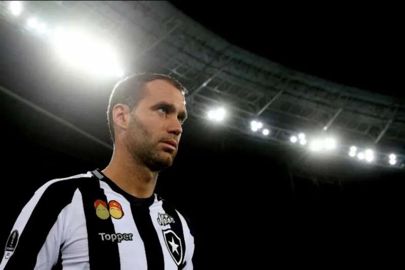 Joel Carli pode retornar ao Botafogo após ter deixado o clube em 2020