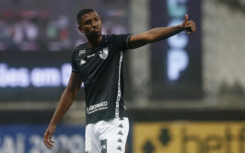 Kanu é cobiçado por alguns clubes e Botafogo pensa em vender o zagueiro