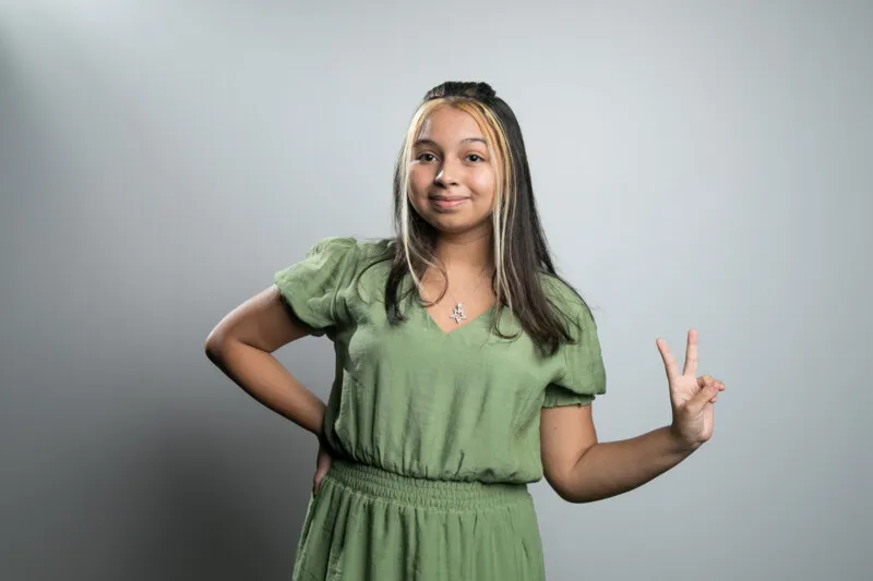 Alice Braga foi escolhida nas audições às cegas e agora integra o time Brown na sexta temporada do The Voice Kids