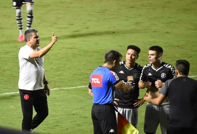 Jogo foi marcado por arbitragem polêmica
