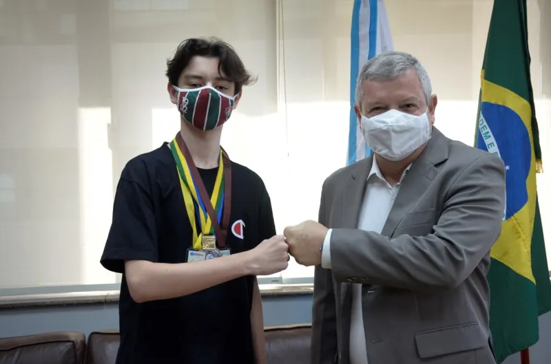 Jovem medalhista foi recebido pelo prefeito de Niterói, Axel Grael