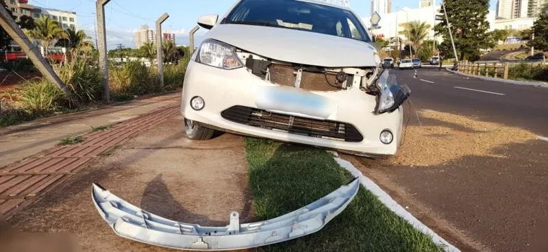 Imagem ilustrativa da imagem Jovem sobe em capô de veículo para impedir namorado de dirigir e morre ao ser arremessada