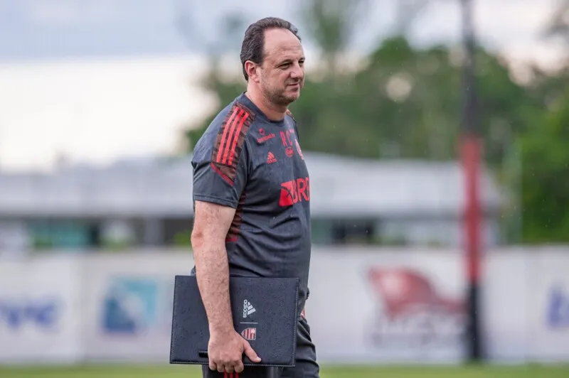 O técnico Rogério Ceni volta ao comando da equipe