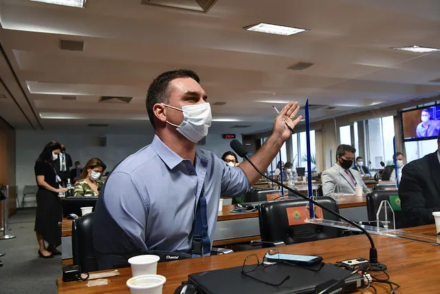 Flávio Bolsonaro ironizou comissão: "CPI da Cuvid"