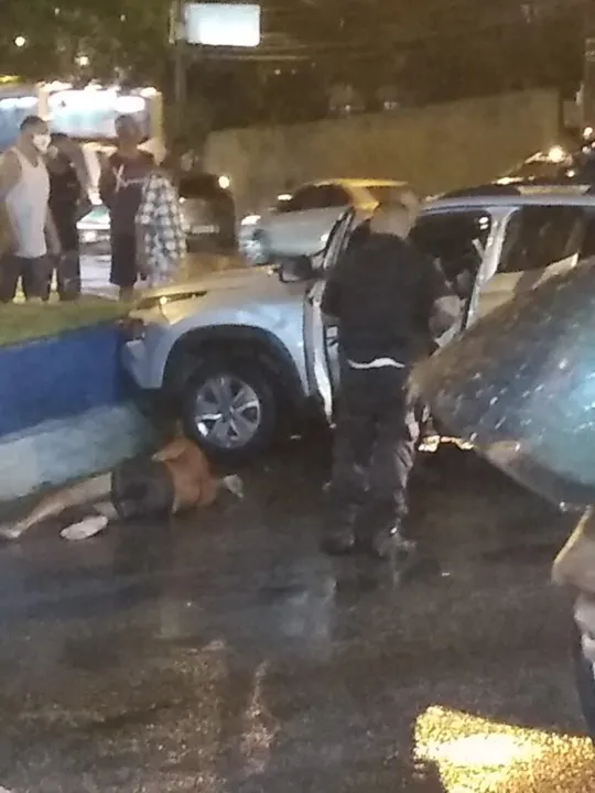 Imagem ilustrativa da imagem Urgente: perseguição termina com dois baleados e 'dá nó' no trânsito em SG