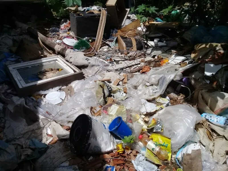 Moradores denunciam terreno que está virando lixão