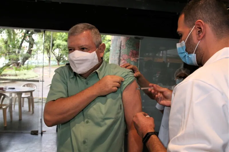 Aos 62 anos, Axel Grael foi vacinado no Campo de São Bento