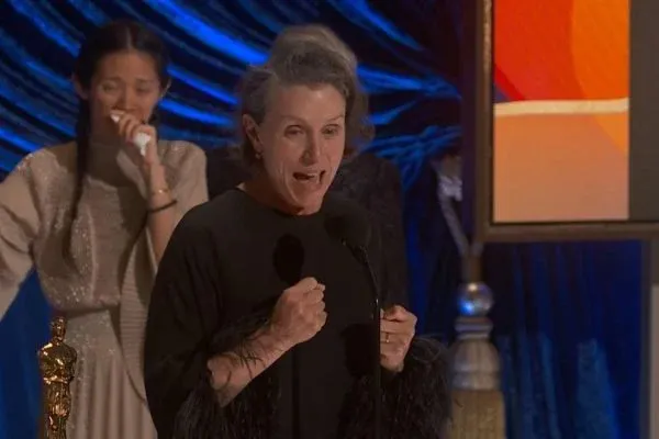 Frances McDormand, protagonista de "Nomadland", ganhou a estatueta de Melhor Atriz