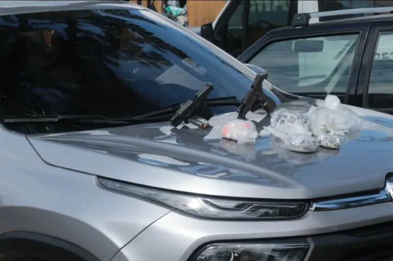 O carro usado no crime era roubado e foi apreendido