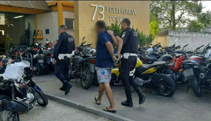 Homem ainda tentou convencer os policiais de que pagaria a corrida. No entanto, ele estava armado e não tinha dinheiro em mãos