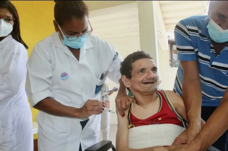 as pessoas com deficiência das casas inclusivas.

O primeiro a receber a vacina foi Alexandre dos Santos, de 49 anos