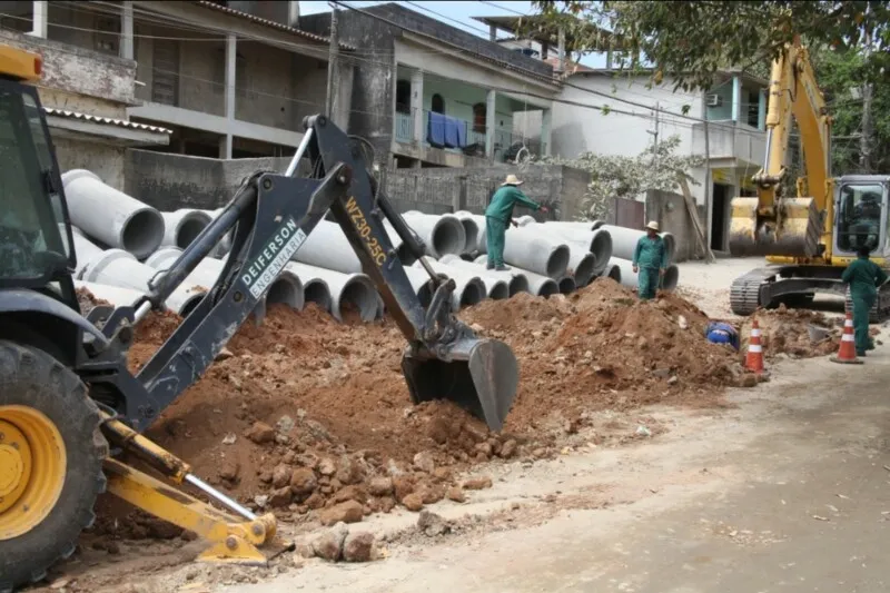 Prefeitura realiza pavimentação de ruas, limpeza e poda de árvores