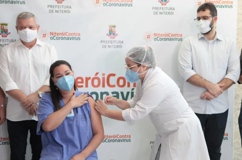 Idosos em abrigos e profissionais de saúde receberão as primeiras doses da vacina