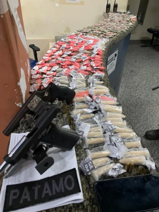Com eles, duas armas de fogo e farta quantidade de drogas foram apreendidas