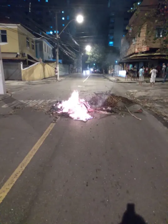 População fechou um trecho de uma rua do bairro