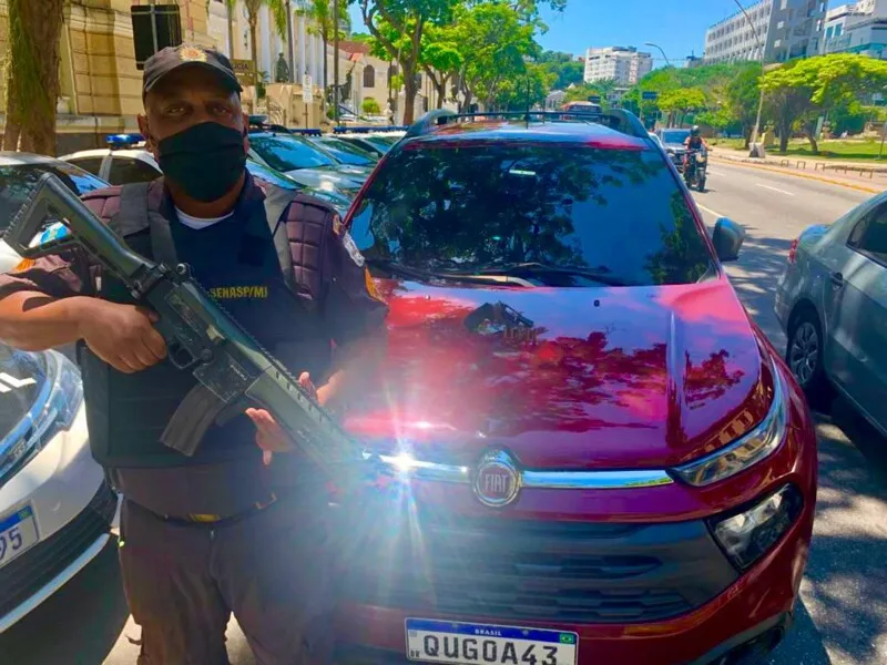 Veículo apreendido pelos policiais