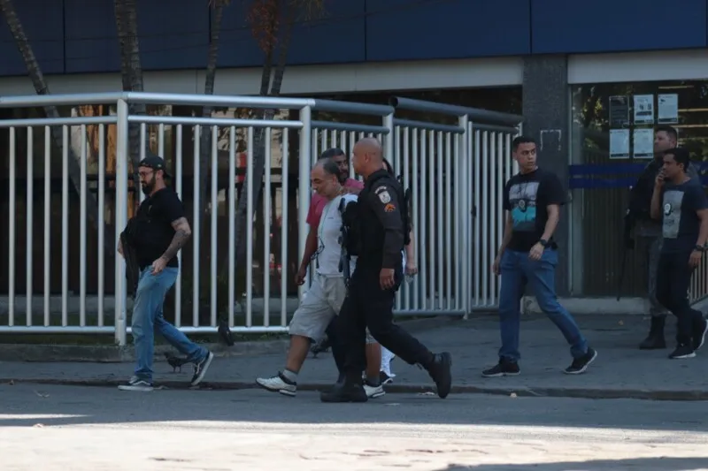 Imagem ilustrativa da imagem Polícia age rápido e prende homem que fazia mulher refém na Caixa Econômica no Alcântara