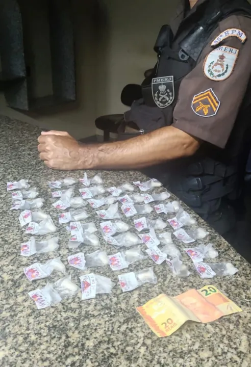 Uma mulher também foi autuada e liberada em seguida 
