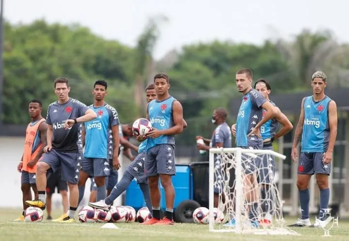 Vasco usa os garotos da base neste início de competição