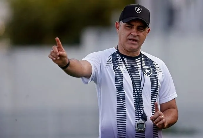 Treinador deve escalar reforços