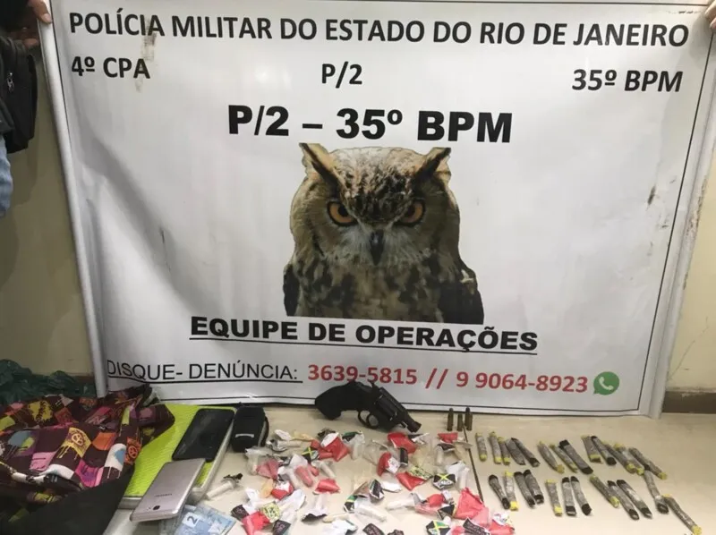Jovem estava com arma e drogas