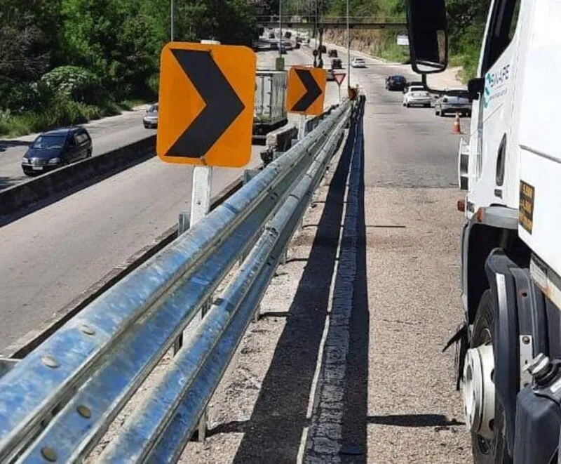 Defensas foram instaladas na tarde deste sábado (20)