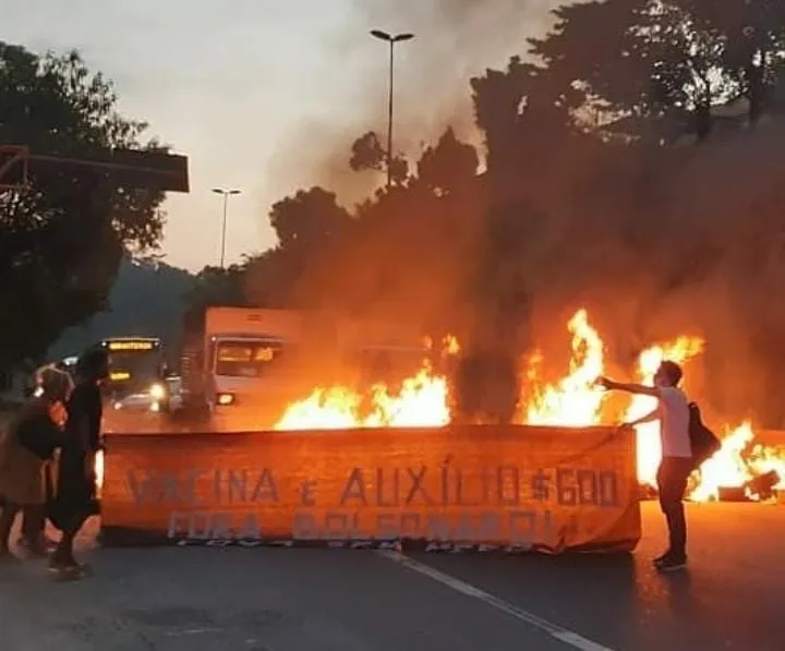 Uma faixa foi levada pelos manifestantes
