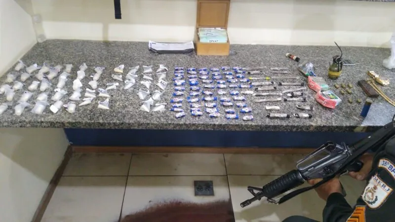 Policiais apreenderam drogas e pertences dos criminosos