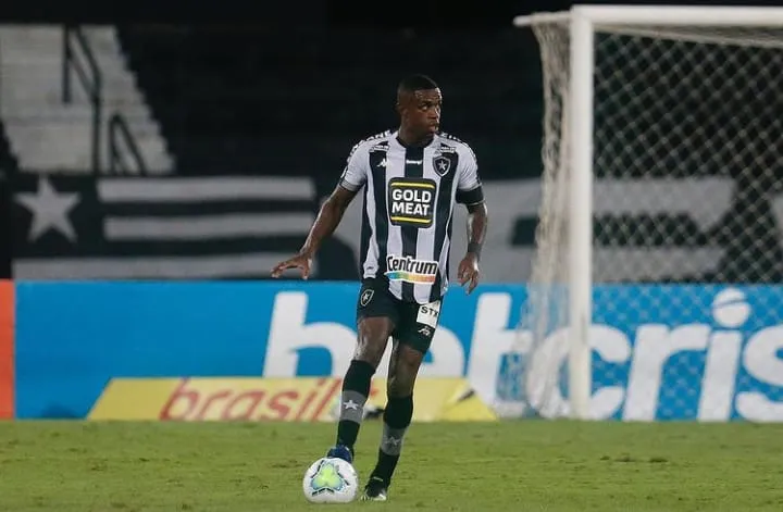 Zagueiro estreou no profissional pelo Alvinegro em 2016
