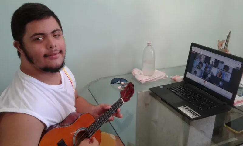 Lucas é um dos alunos do colégio Dom Helder Câmara
