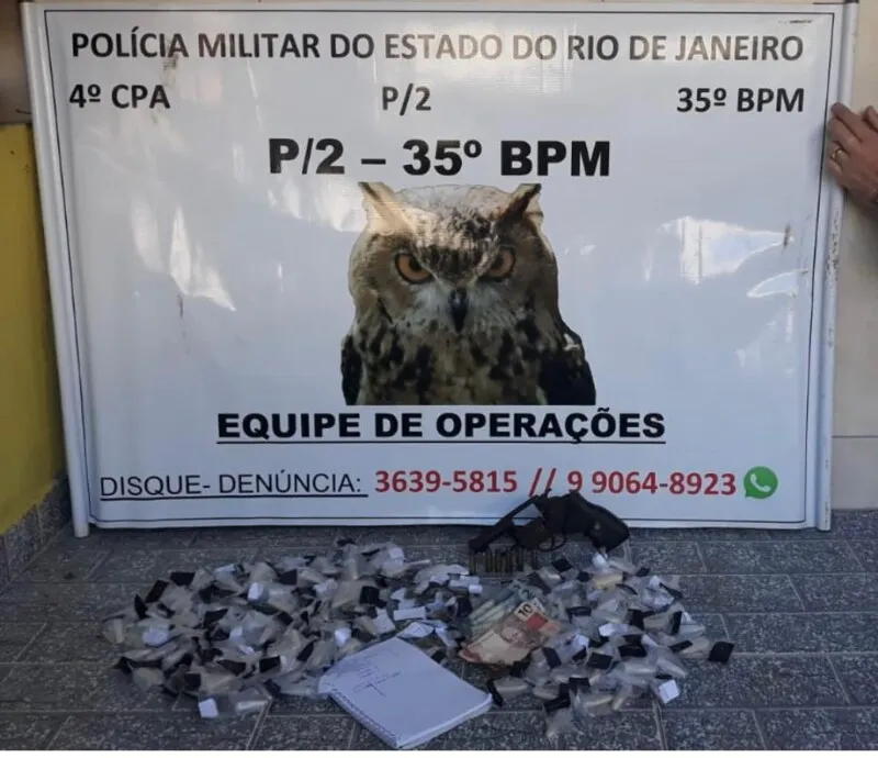 Homem levava drogas na mochila e estava com um revólver