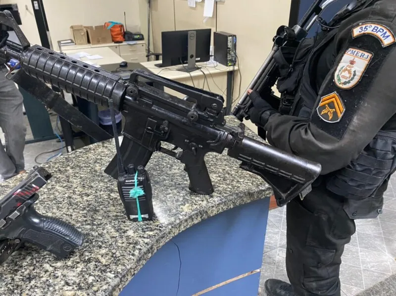 República de fuzil e pistola foram apreendidas na ação